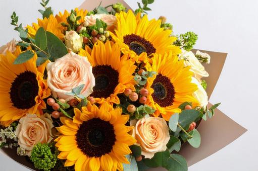 ひまわりとバラの花束 ひまわりとバラの花束の写真