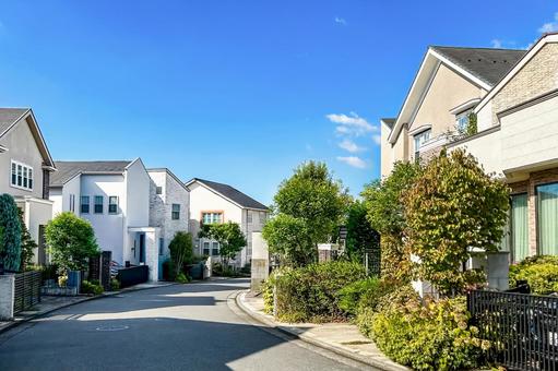 美しく整った郊外の明るい住宅街 美しく整った郊外の明るい住宅街 住宅,戸建て,マイホームの写真素材