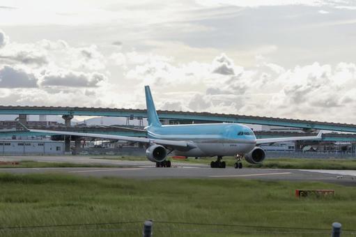 飛行機とともに映る福岡空港の夕方風景 飛行機とともに映る福岡空港の夕方風景 飛行機,航空機,旅客機の写真素材