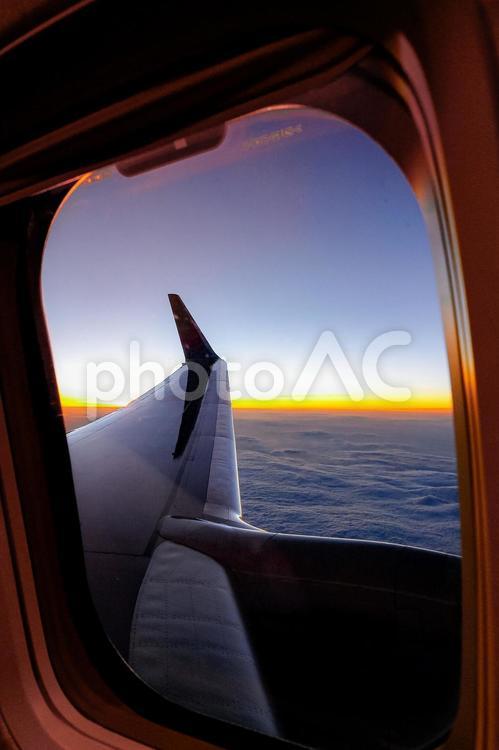 夕焼けに染まる旅客機の機窓風景_縦 空,風景,旅行の写真素材