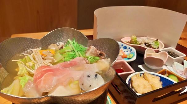 冬の和食御膳と鍋料理 冬の和食御膳と鍋料理の写真