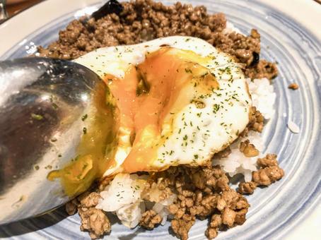 ガパオライス 目玉焼きを割る ガパオライス,タイ料理,食べ物の写真素材