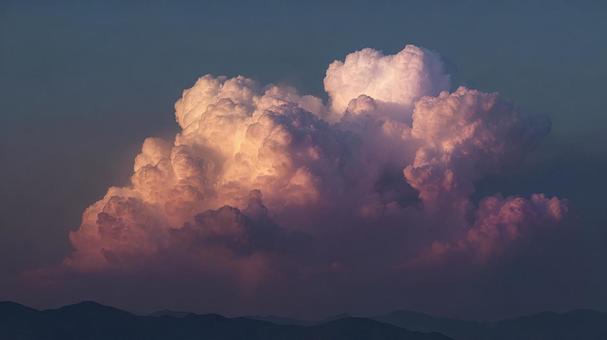山並みの上に広がる幻想的な夕焼けの雲 山並みの上に広がる幻想的な夕焼けの雲の写真