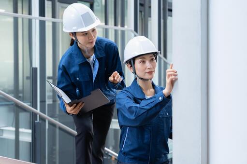 ビルメンテナンスする女性エンジニア 不動産,エンジニア,メンテナンスの写真素材