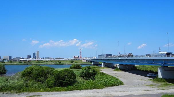 江戸川に架かる行徳橋(市川市妙典駅近郊) 江戸川に架かる行徳橋(市川市妙典駅近郊)の写真