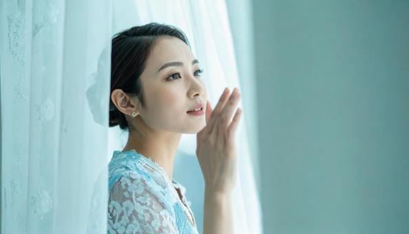 ビューティイメージ 頬をさわる女性 ビューティイメージ 頬をさわる女性の写真