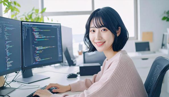 プログラミングをする女性エンジニア プログラミングをする女性エンジニアの写真