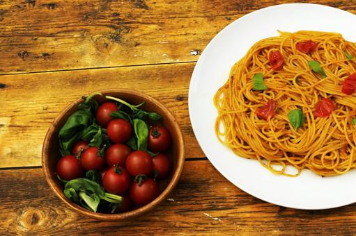 トマトスパゲティとサラダ トマトスパゲティとサラダ スパゲティ,トマト,サラダの写真素材