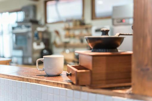 カフェのカウンターにあるコーヒーミル コーヒーミル,珈琲,コーヒーカップの写真素材