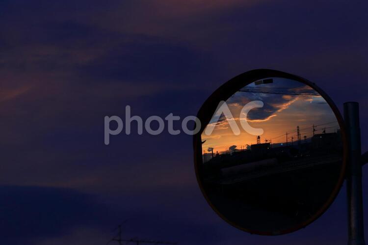 鏡の中の夕焼けの街並み コーナーミラー,鏡,夕焼けの写真素材