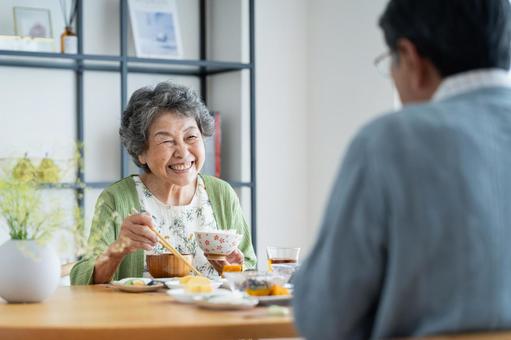 朝食を食べるシニアの夫婦 朝食を食べるシニアの夫婦の写真