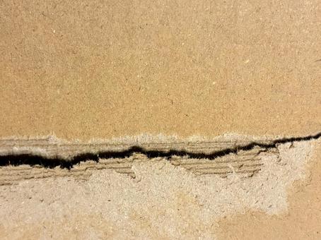 亀裂の入った段ボール素材 段ボール,ダンボール,亀裂の写真素材