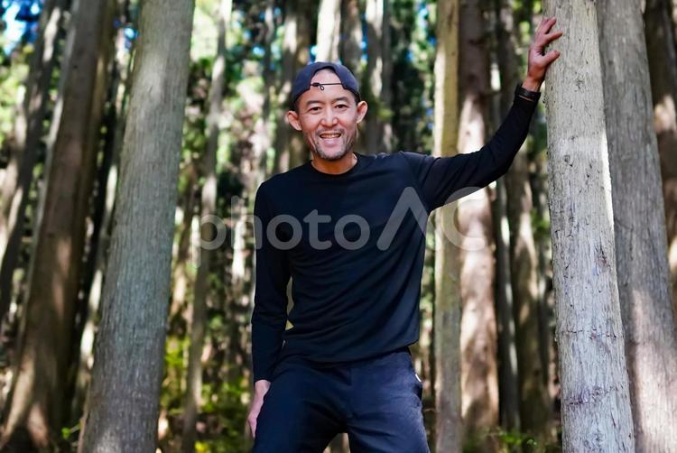 森で運動をする男性 男,木,笑顔の写真素材