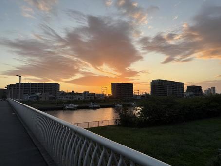 日の出と川 日の出と川の写真