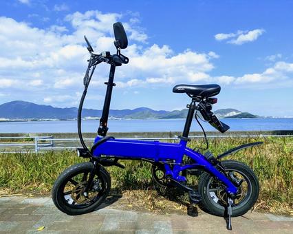 青色の特殊原動機付自転車 青色,特殊原動機付自転車,海辺の写真素材