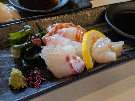 刺身盛り合わせ(鯛、ホタテ、サーモン) 刺身盛り合わせ(鯛、ホタテ、サーモン)の写真