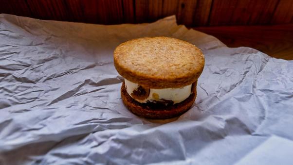 包が入ったクッキーサンド デザート,食べ物,クッキーの写真素材