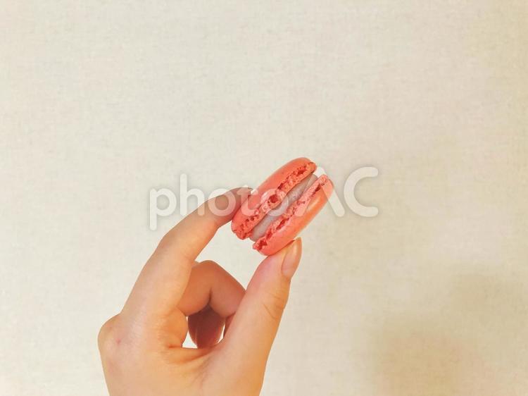 いちご味のマカロンを持つ マカロン,いちご,いちご味の写真素材