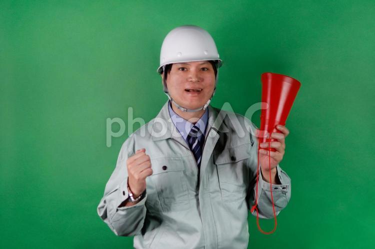 ヘルメットをかぶる作業員 ヘルメットをかぶる作業員 作業員,男性,ヘルメットの写真素材