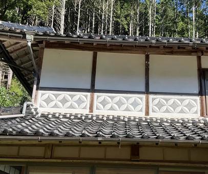 古民家の屋根となまこ壁 古民家の屋根となまこ壁 古民家,屋根,なまこ壁の写真素材