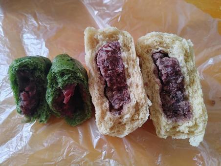 よもぎパンと麦パン よもぎパンと麦パンの写真