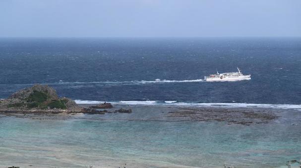 エメラルドグリーンの海を進む船 海,青い海,エメラルドグリーンの写真素材