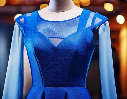 ディスプレイされた青いドレス ディスプレイされた青いドレスの写真