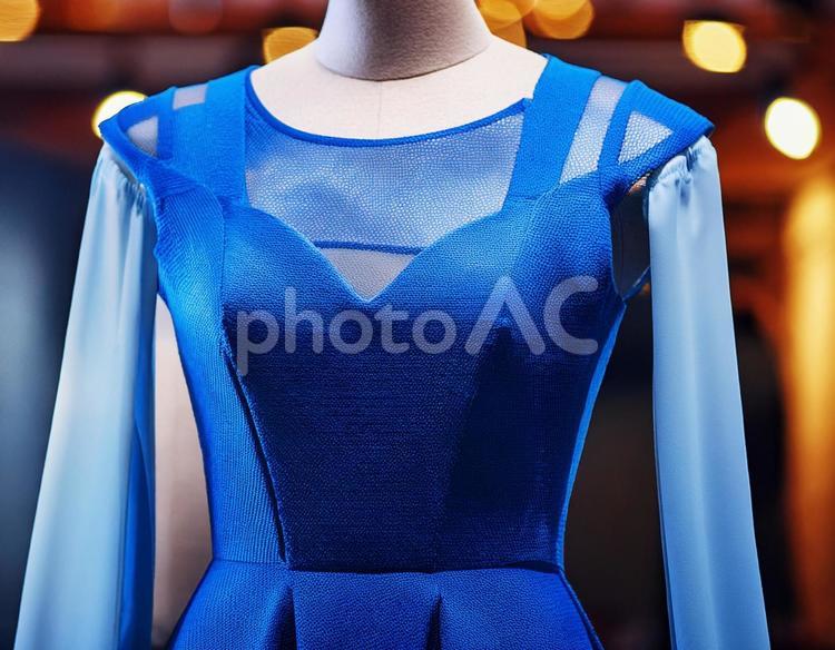 ディスプレイされた青いドレス 青,ブルー,女性の写真素材