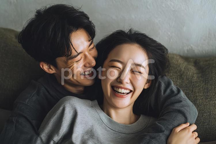 満面の笑みで寄り添う二人 カップル,恋人,男女の写真素材