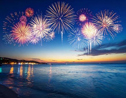 夜空に上がる打ち上げ花火 夜空に上がる打ち上げ花火の写真