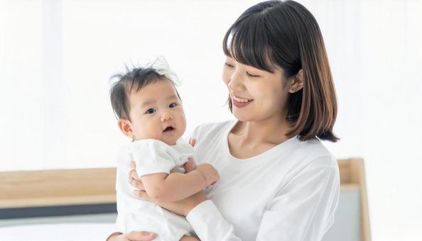 女の子を抱っこしてあやす母親 女の子を抱っこしてあやす母親の写真