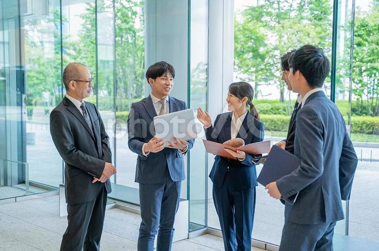 様々な世代のビジネスマンの打合せ ビジネス,男性,男女の写真素材