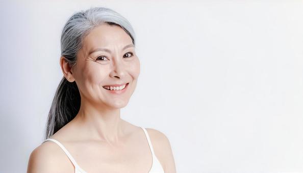 健康イメージ 笑顔のシニア女性 健康イメージ 笑顔のシニア女性の写真