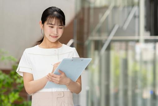 クリニックで働く若い女性 クリニックで働く若い女性 クリニック,病院,受付の写真素材