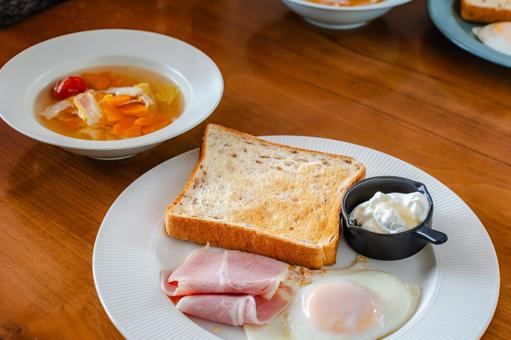 トーストと卵の朝食 トーストと卵の朝食の写真