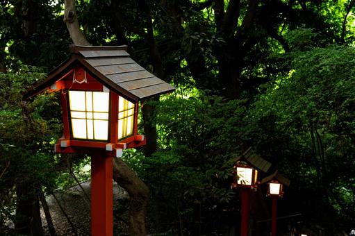 森の中の灯篭 森の中の灯篭の写真