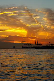 大阪港、夕日と海 大阪港、夕日と海 大阪港,海,夕日の写真素材