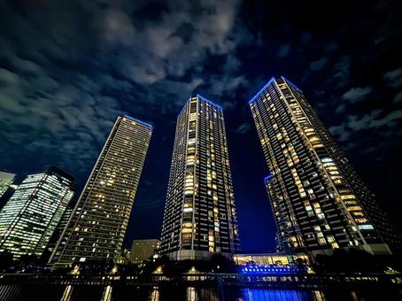 下から撮った夜のタワーマンション 下から撮った夜のタワーマンションの写真