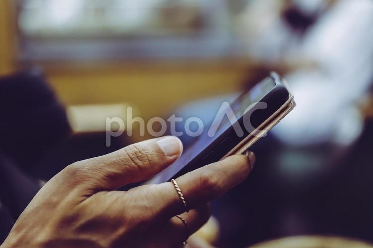 スマホを使用する女性の手 スマホ,スマートフォン,電話の写真素材