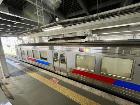 ホームに出入りするときに見える電車の素材 ホームに出入りするときに見える電車の素材の写真