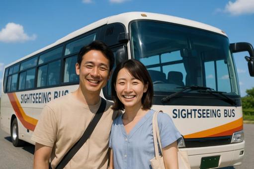 観光バスの前でポーズする夫婦 観光バスの前でポーズする夫婦の写真