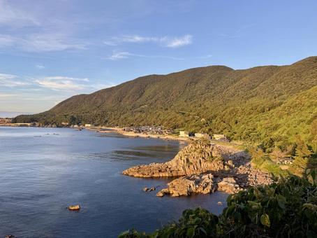 福井県鉾島 越前海岸の夕方の空 福井県鉾島 越前海岸の夕方の空 断崖絶壁,水平線,夕景の写真素材