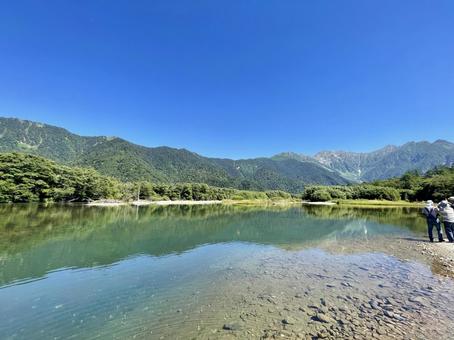 大正池と穂高連峰の絶景 大正池と穂高連峰の絶景 大正池,上高地,穂高連峰の写真素材