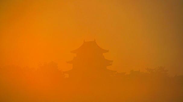 濃霧の日の出に浮かぶ　黄金色の白鳳城 伊賀上野城,城,上野城の写真素材