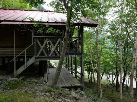 鋸岳登山道 赤い小屋 鋸岳登山道 赤い小屋 鋸岳,北杜市,南アルプスの写真素材