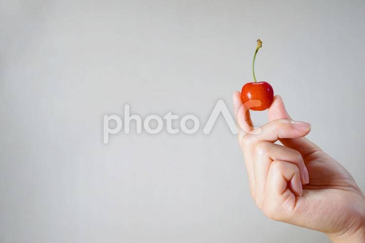 さくらんぼと手(右) さくらんぼ,チェリー,手の写真素材