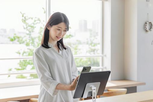 ホテル　受付　女性　セルフチェックイン タブレット,日本人,女性の写真素材