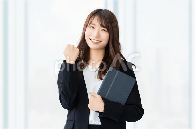 ガッツポーズをする女性・ビジネスウーマン 女性,ガッツポーズ,笑顔の写真素材