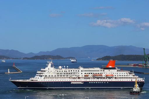 １０月中旬の高松港を出港するにっぽん丸の写真