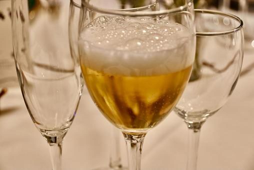 グラスビールの写真